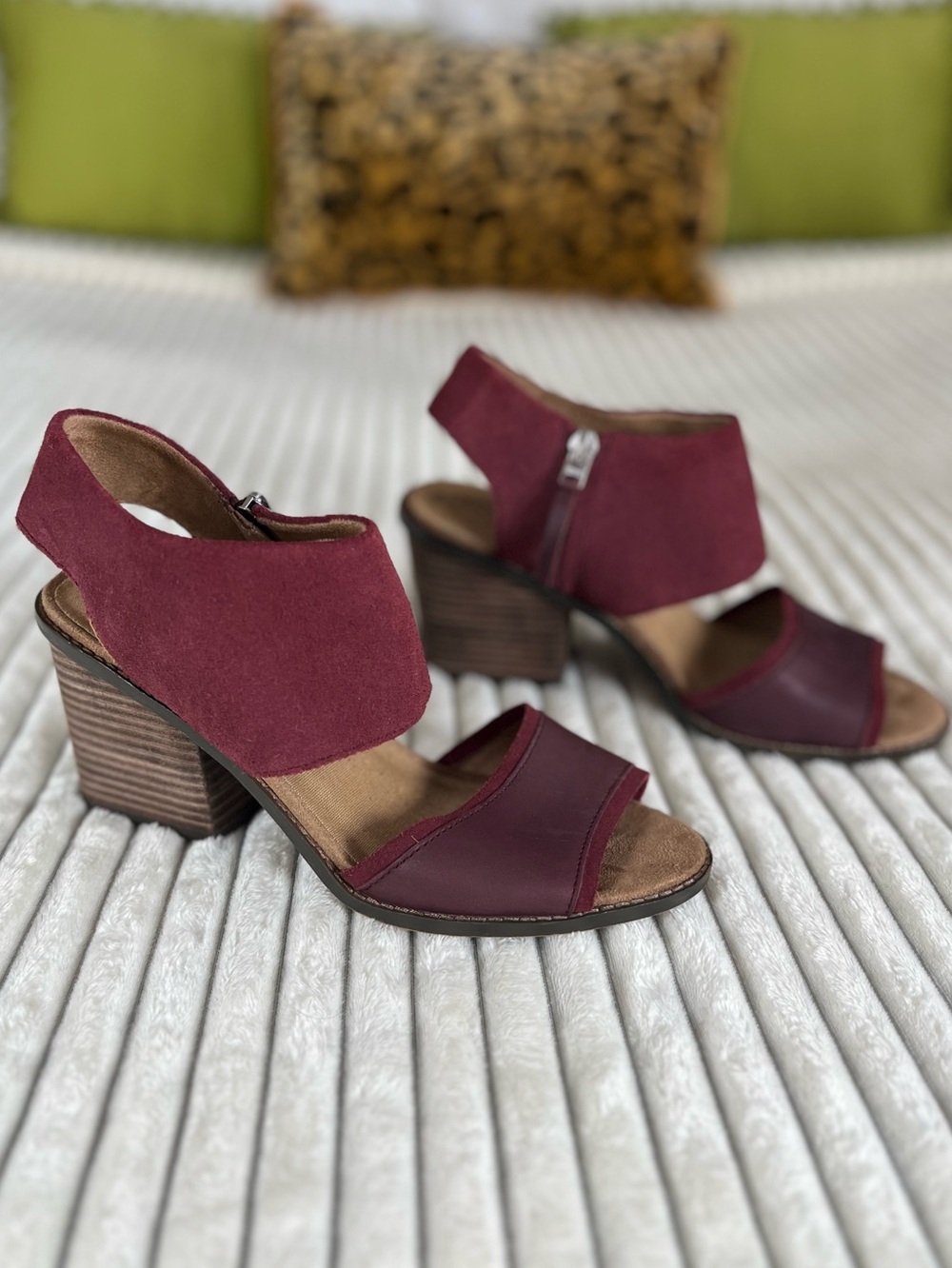 Tom’s Leila Open Toe Block Heel Sandals in Burgundy Size 8.5